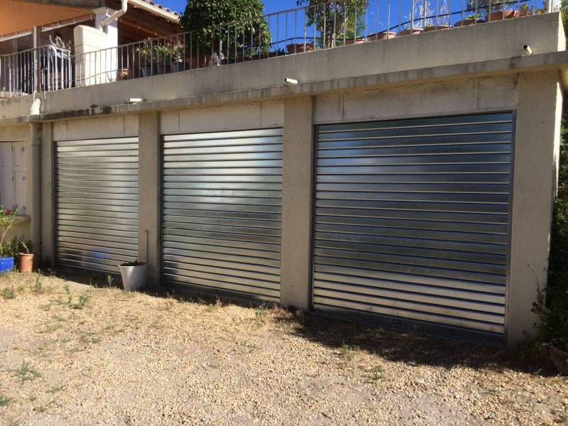 Rideaux métalliques de sécurité à lames pleines pour la fermeture de box de garage à Vergèze dans la Vaunage