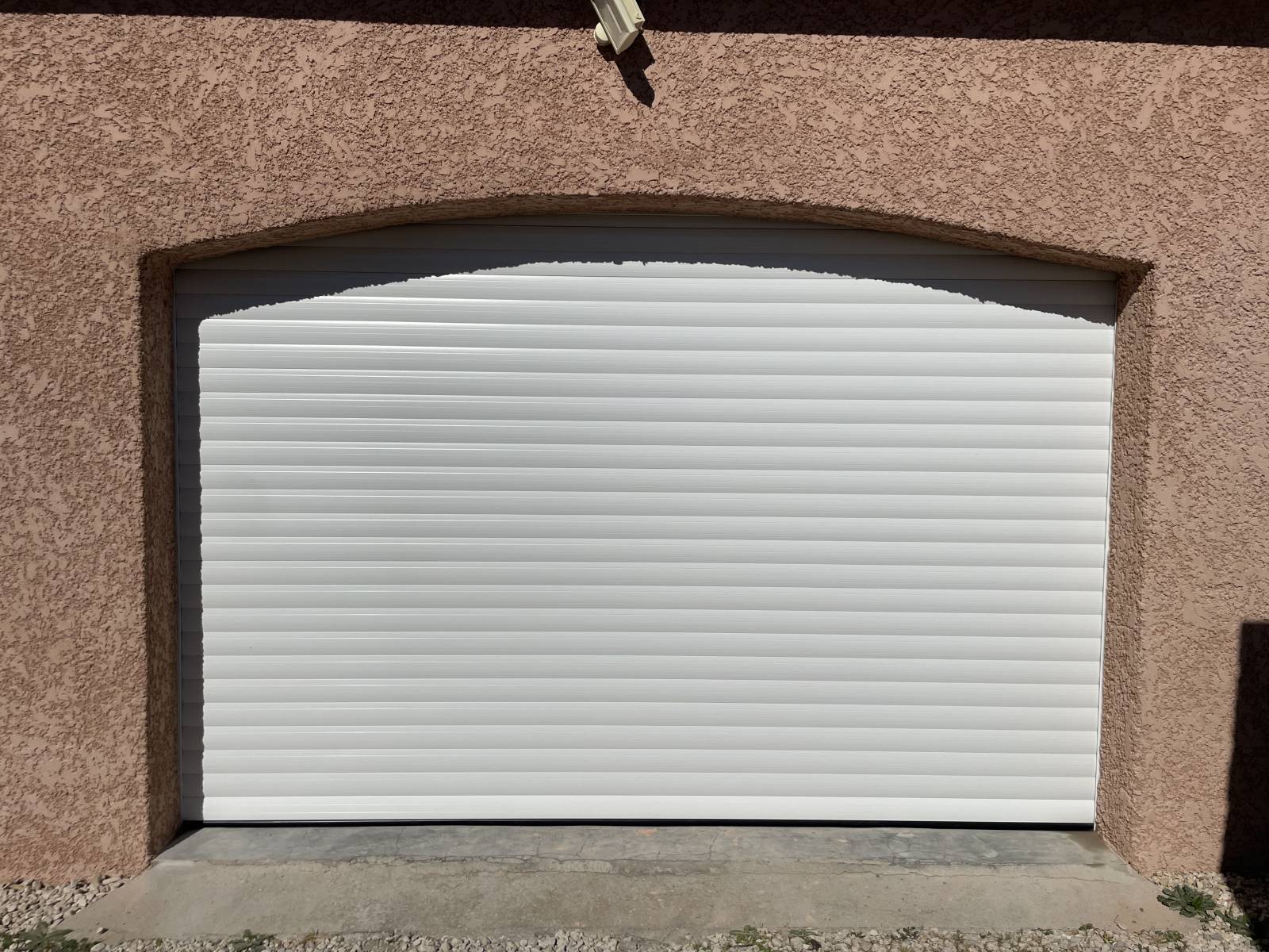 Porte de garage enroulable en aluminium blanc sur mesure Calvisson dans la Vaunage