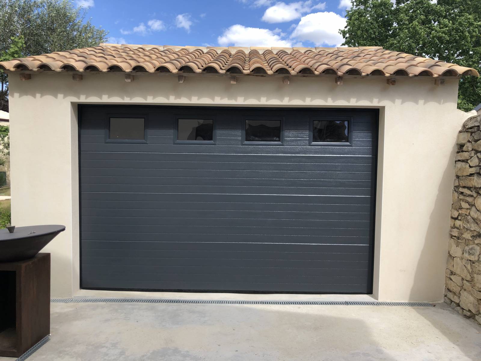 Pose d'une porte sectionnelle sur mesure en aluminium sur Vergèze en Vaunage