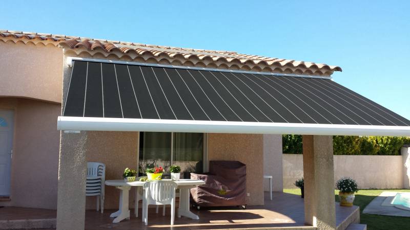 Store coffre toile noir à fine rayure à Calvisson