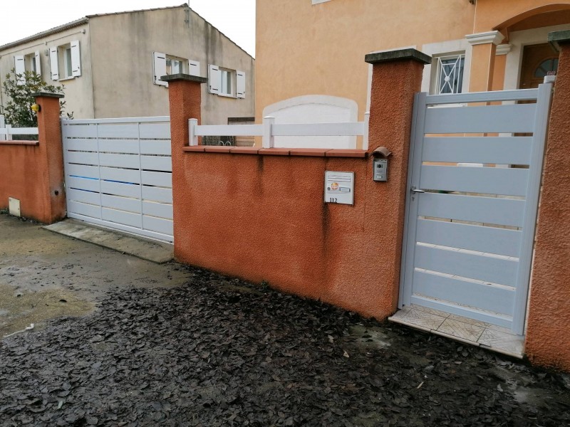 Fourniture et pose d'un portail coulissant  en aluminium et d'un portillon assorti à Codognan proche Aimargues