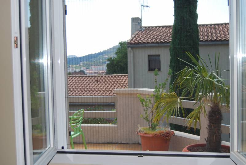 Moustiquaire plissée coulissante pour fenêtre