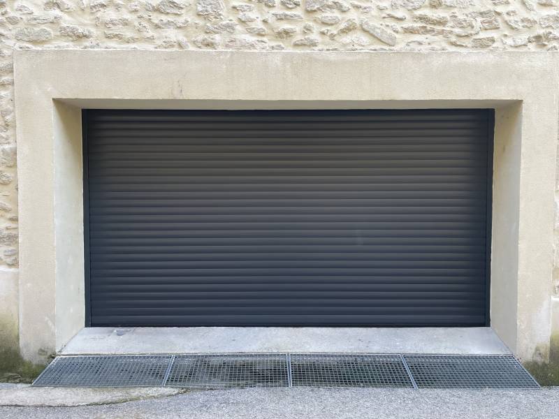 Porte de garage enroulable à Aubais