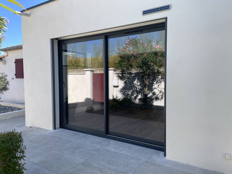 Pose de volets roulants traditionnels solaires en aluminium noir à Calvisson en Vaunage