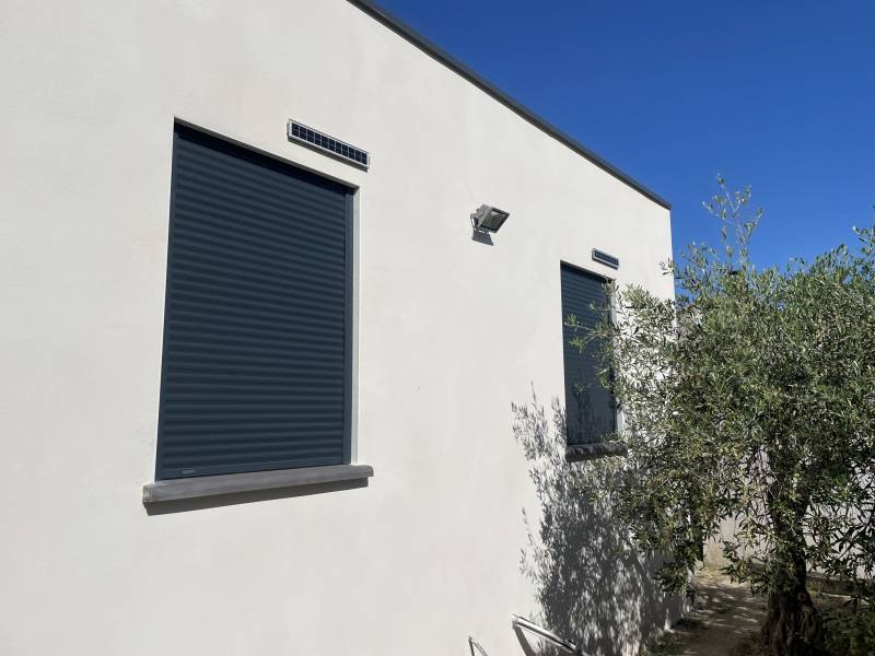Pose de volets roulants traditionnels solaires en aluminium noir à Calvisson en Vaunage