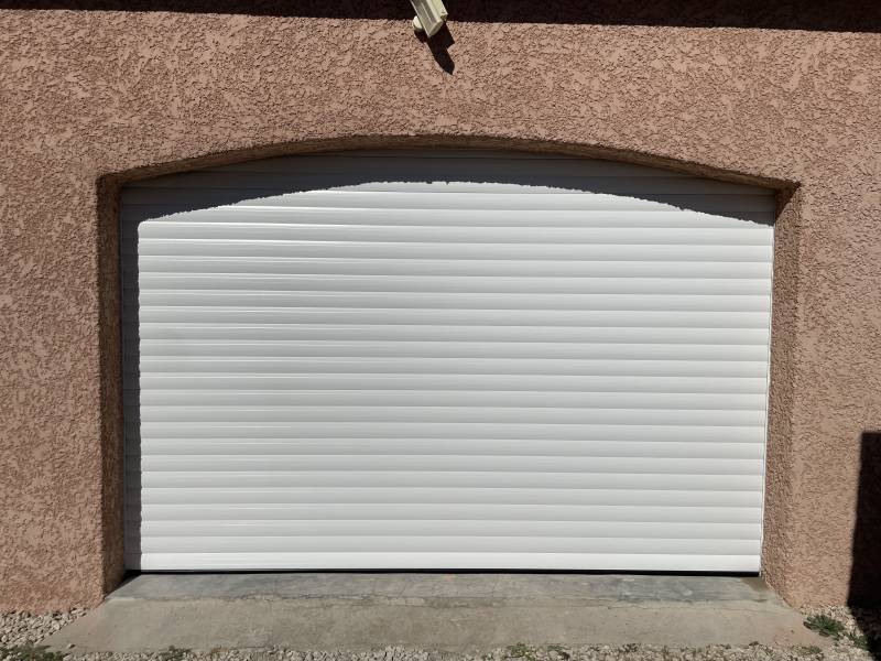 Porte de garage enroulable en aluminium blanc sur mesure Calvisson dans la Vaunage