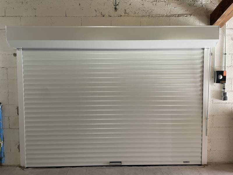 Porte de garage enroulable en aluminium blanc sur mesure sur Calvisson dans la Vaunage