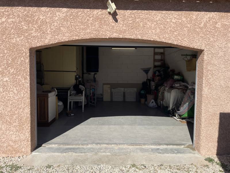 Porte de garage enroulable en aluminium blanc sur mesure Calvisson dans la Vaunage