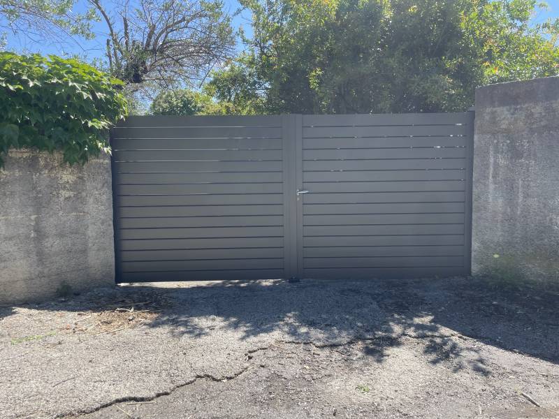 Pose d'un portail sur-mesure en aluminium dans la Vaunage