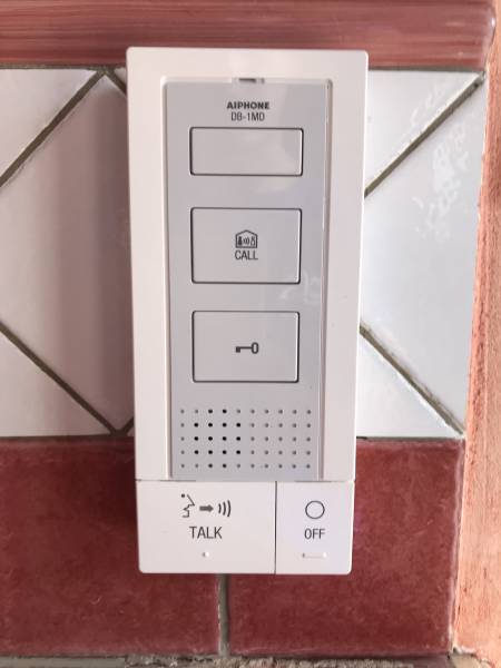 Pose d'un interphone Aiphone sur Milhaud