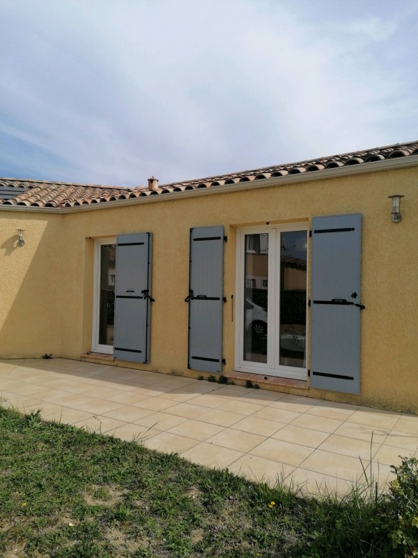 Volets battants 1 et 2 vantaux pour portes fenêtres en aluminium gris 7001