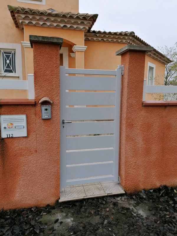 Fourniture et pose d'un portail coulissant  en aluminium et d'un portillon assorti à Codognan proche Aimargues